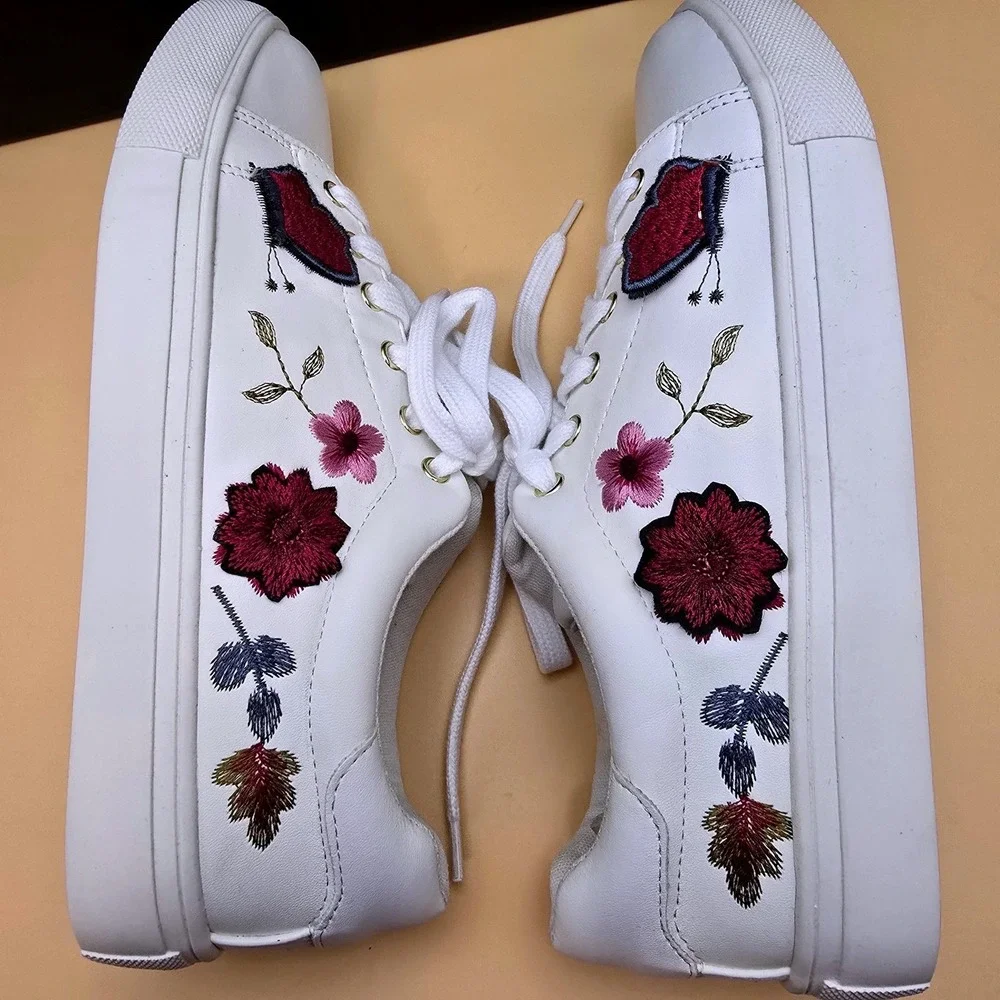 Nanette Lepore Wildflower‎ Sneakers Womens 8M White Embroidered Floral Butterfly